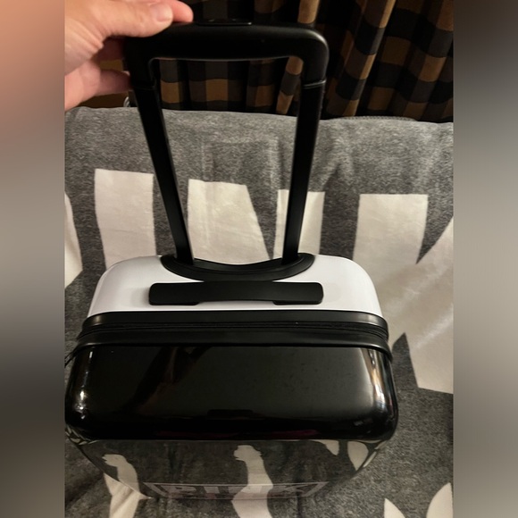 VS PINK RARE HTF 2018 HARD PLASTIC SHELL BLACK/WHITE LOGO ROLLING SUITCASE. - Picture 3 of 16